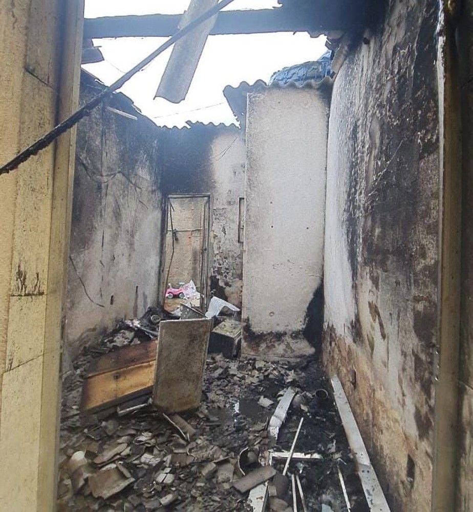 Casa de uma das vítimas destruída após incêndio