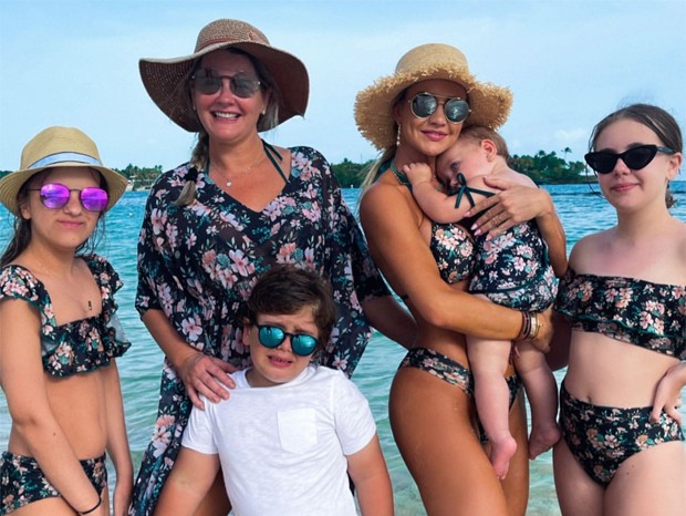 Ana Paula Siebert, Rafaella Justus e Vicky curtem o Caribe com familiares (Foto: Reprodução/Instagram)