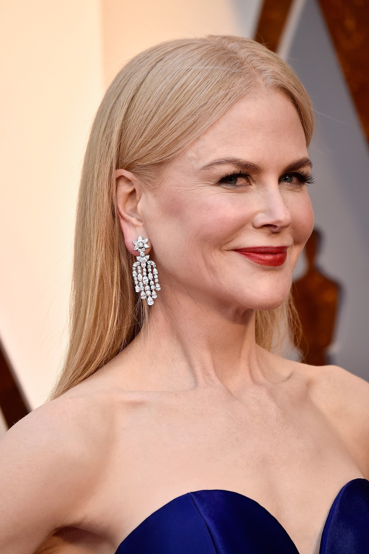 Nicole Kidman brilha em vestido azul, mas suas orelhas são o centro da
