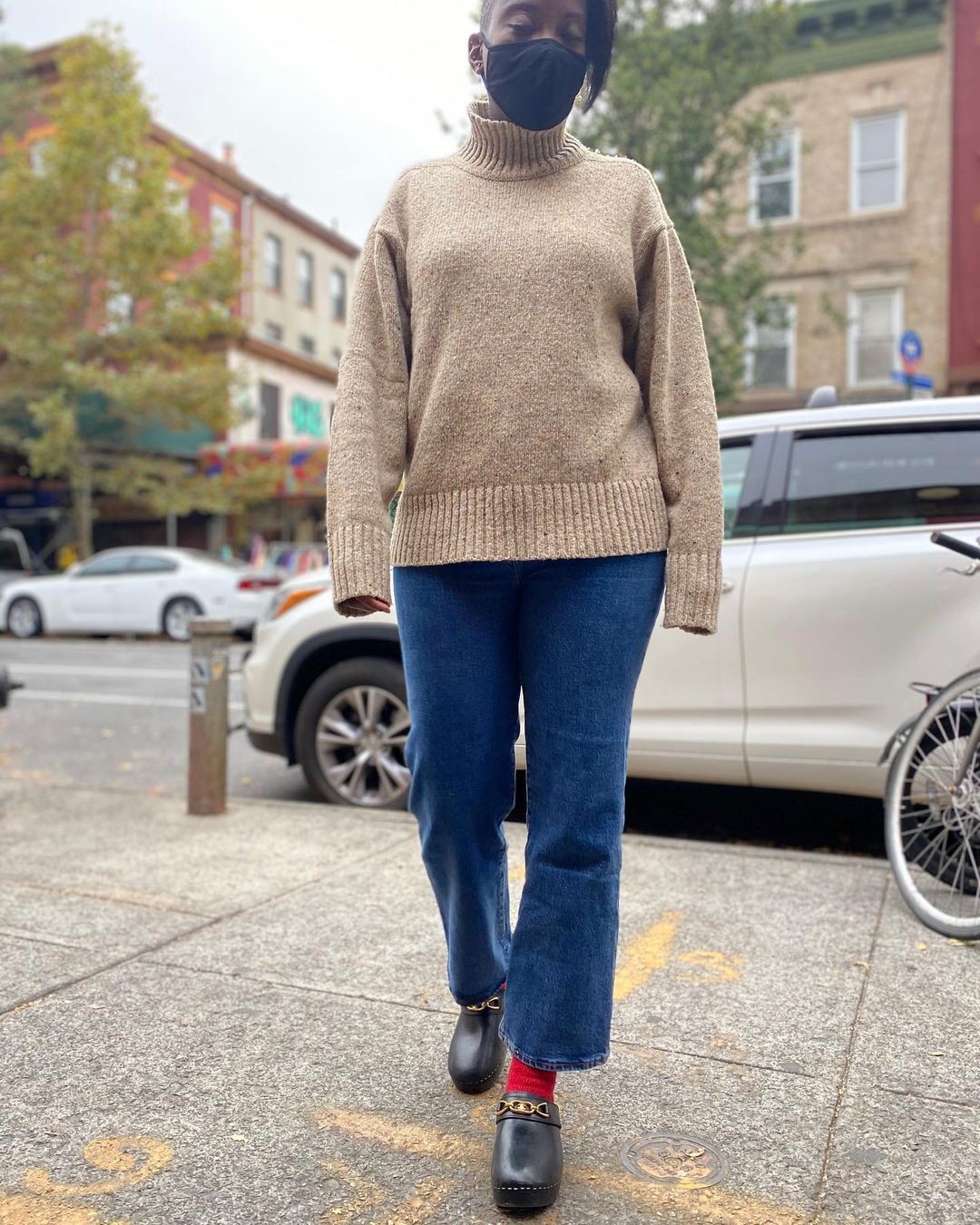 Tamancos dão toque vintage ao look jeans + top (Foto: Reprodução/Instagram Nikki Oggunaike)
