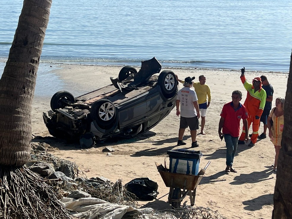 Carro capota na ponta verde — Foto: Karla Vilela