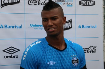 Ainda jovem, Walace vira conselheiro e incentiva novatos no Grêmio