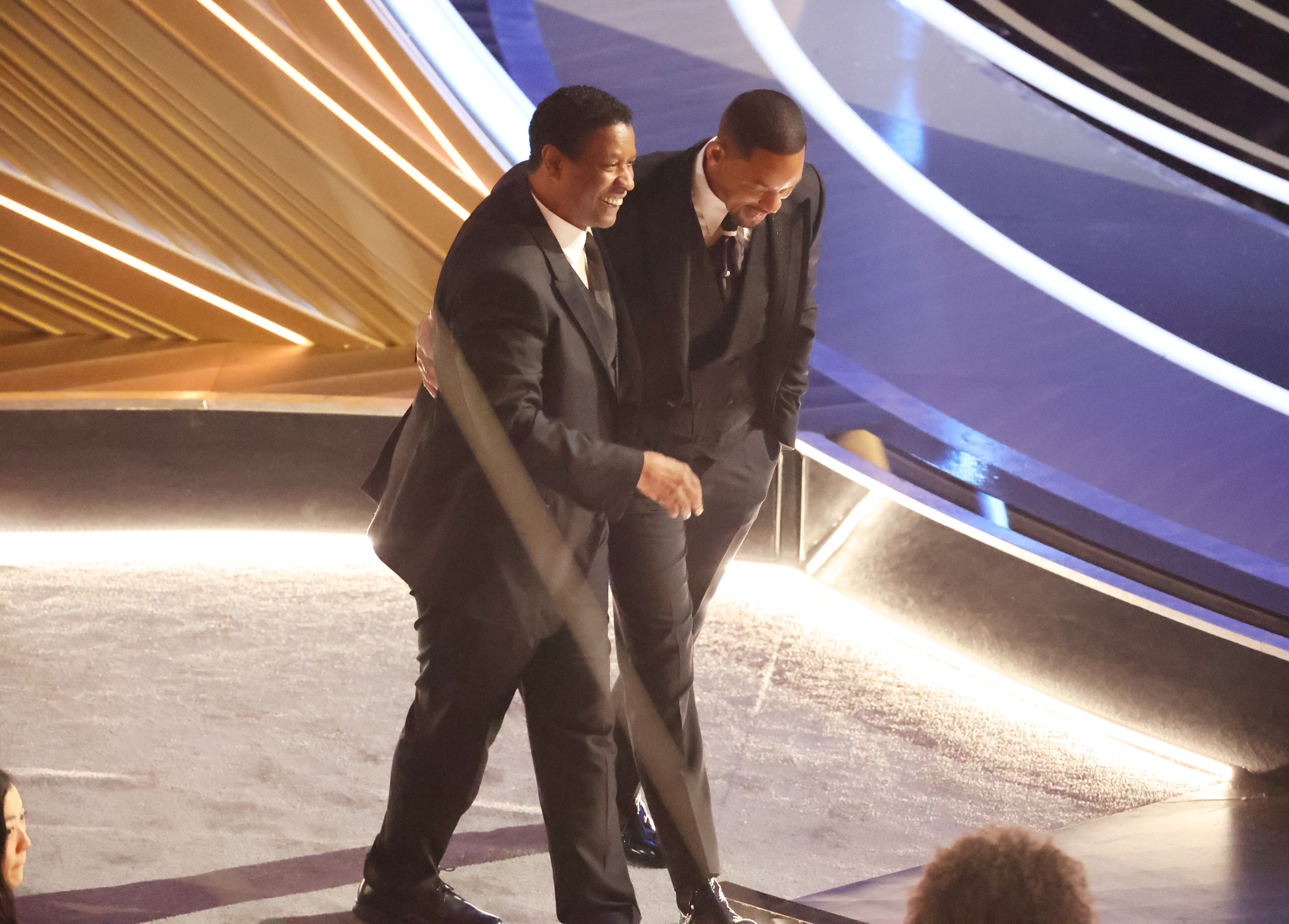 Denzel Washington conversando com o amigo Will Smith após o ator agredir Chris Rock na cerimônia do Oscar 2022 (Foto: Getty Images)