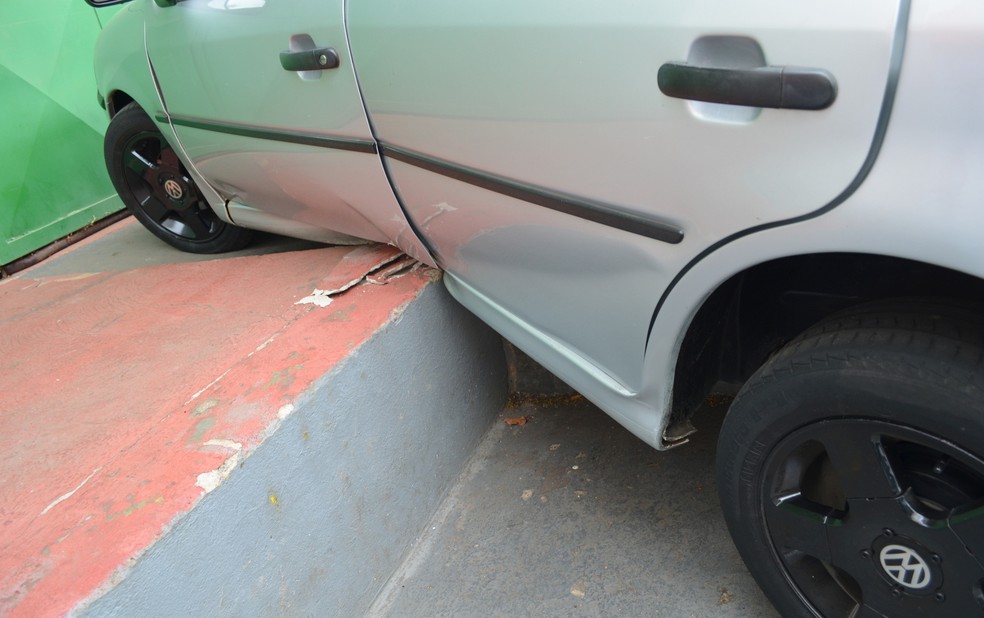 Carros ficaram prensados em degrau de empresa em Piracicaba (Foto: Carol Giantomaso/G1)