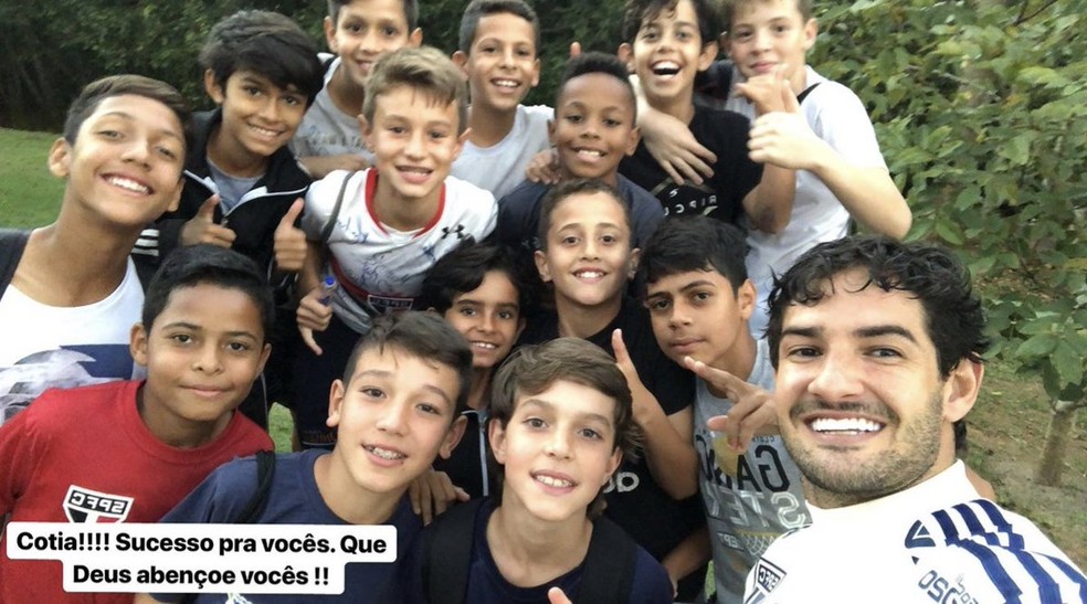 Pato tira foto com garotos da base do São Paulo — Foto: Reprodução
