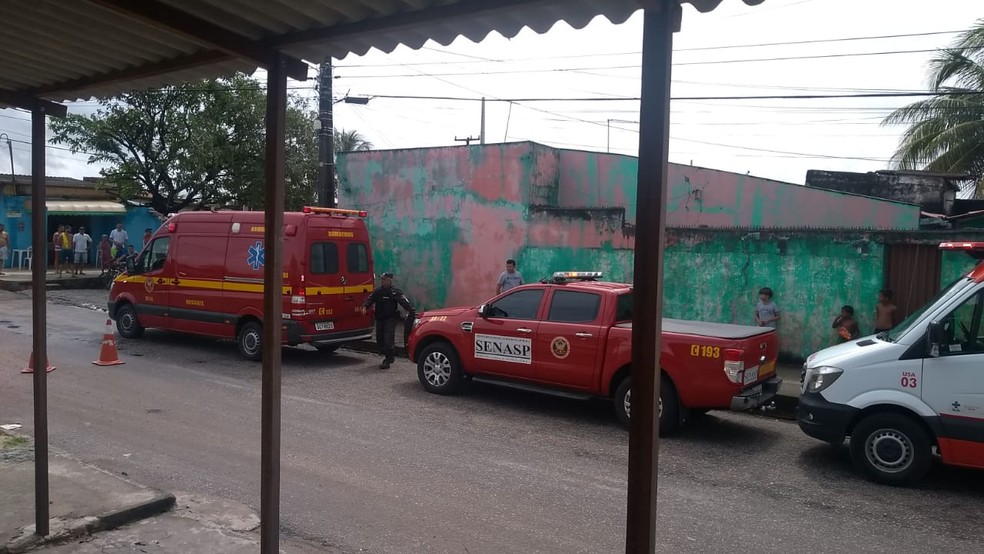 Corpo de Bombeiros ajudou o Samu no socorro Ã s vÃ­timas de choque elÃ©trico na Zona Norte da capital potiguar.  â€” Foto: Cedida