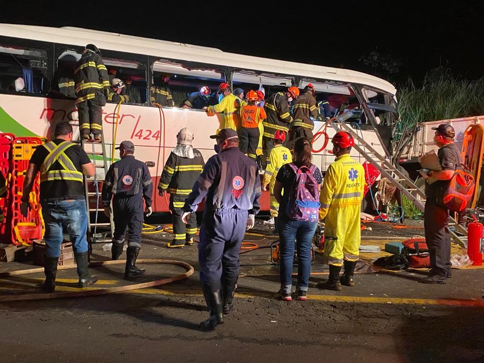 Acidente próximo à cidade de Parapuã deixou mortos e feridos na noite desta segunda-feira (21) — Foto: Bill Paschoalotto/TV Fronteira 