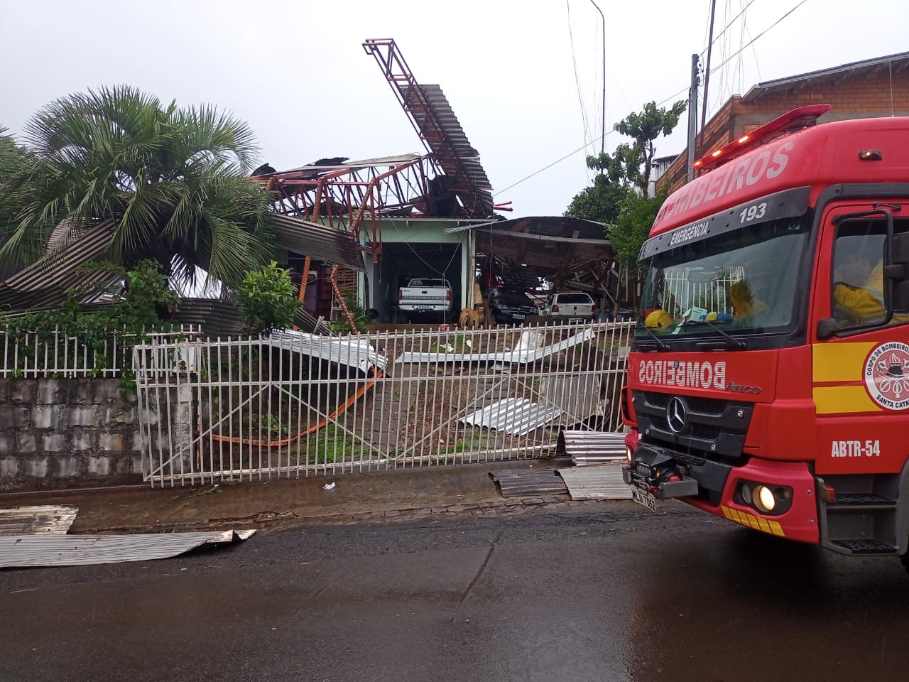 Temporal provoca estragos em SC; fortes rajadas de vento derrubam caminhões e cobertura de barracão