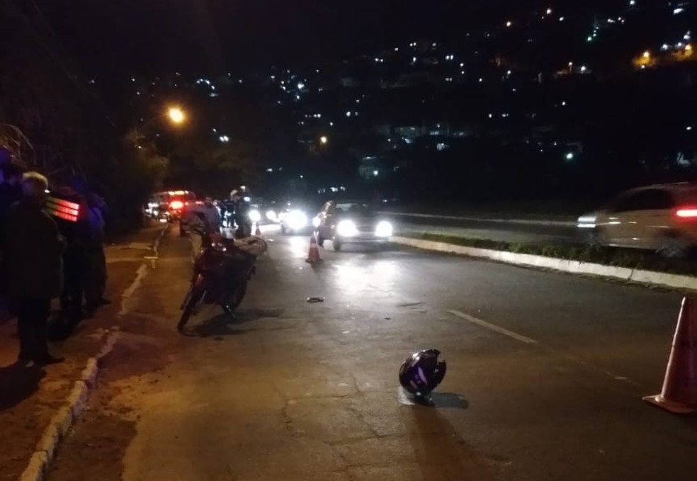 Moto em que vÃ­tima dirigia no momento do acidente no Bairro Vila Ideal â€” Foto: FlÃ¡vio Augusto/G1