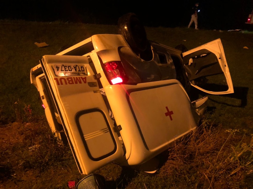 Ambulância capotou após colisão frontal na BR-364 em Ariquemes — Foto: PRF/Divulgação