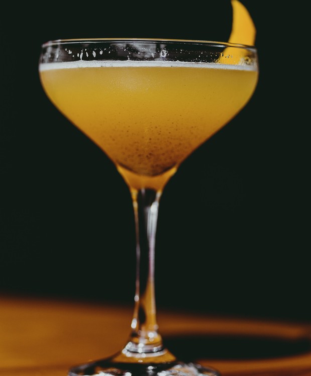 Sirva o drinque Comosus em taça cupê e decore com twist de laranja (Foto: Thays Bittar / Creative Commons)