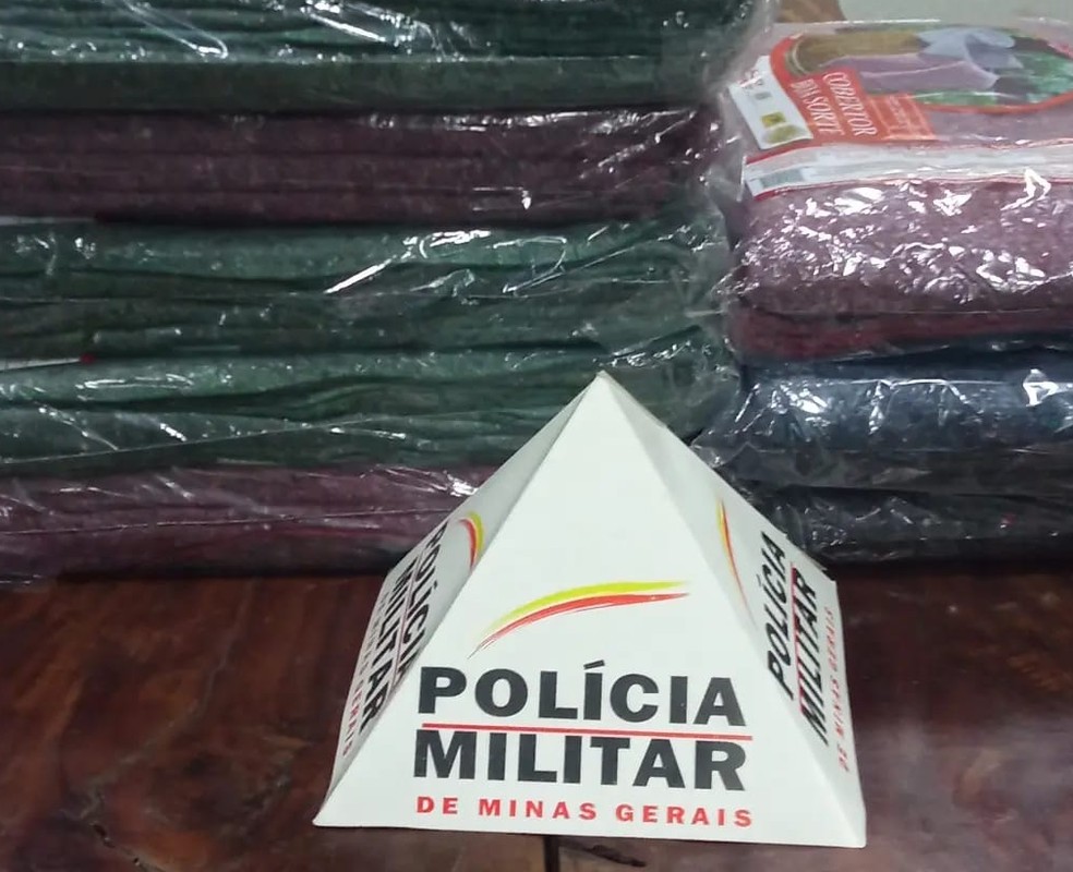 Dezenas de cobertores entregues a moradores de rua — Foto: Polícia Militar/Divulgação 