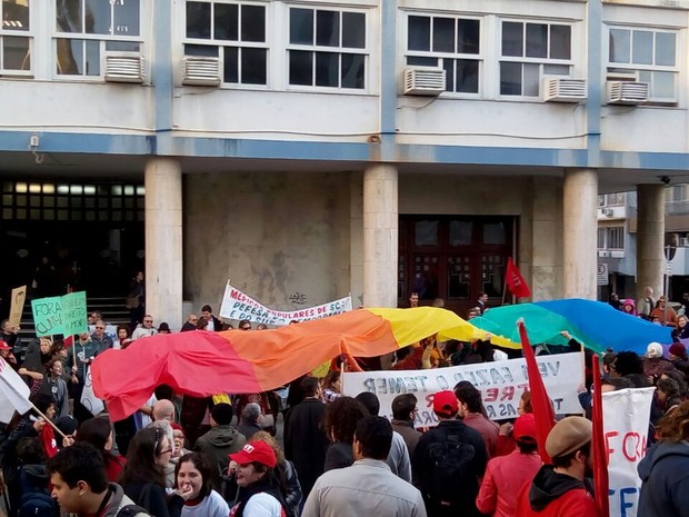 Ato contra governo Temer ocorre no Centro de Florianópolis na tarde desta sexta-feira (10) (Foto: Cristiano Bittencourt/RBS TV)