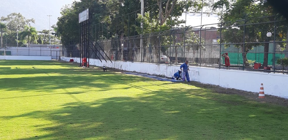 Além do gramado, muros da Gávea foram retocados antes do jogo-treino — Foto: Gustavo Rotstein