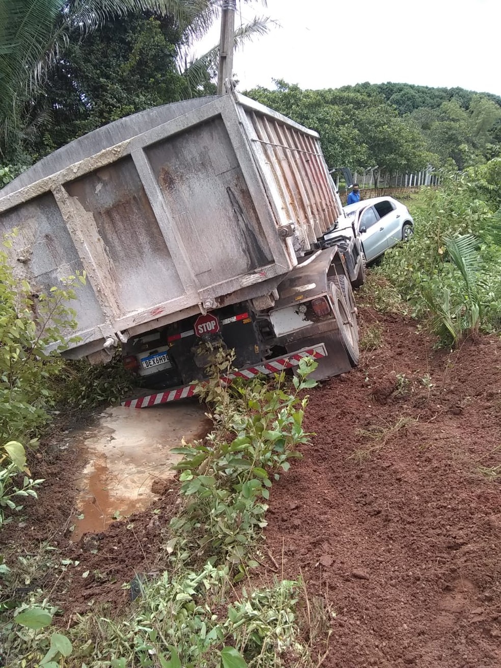 Professora morre e filho fica ferido em acidente na PI-113 — Foto: Divulgação/Guarda Municipal de José de Freitas