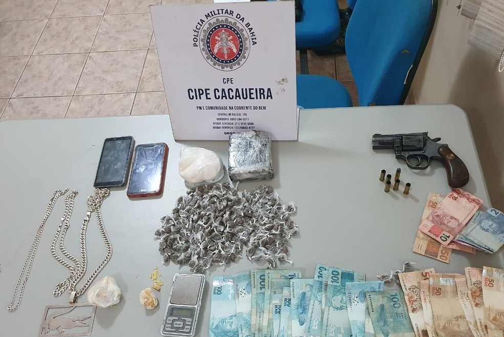 Material foi apreendido no local onde os suspeitos estavam. Um deles foi morto na ação e o restante fugiu com a chegada da polícia — Foto: Divulgação/Polícia Militar