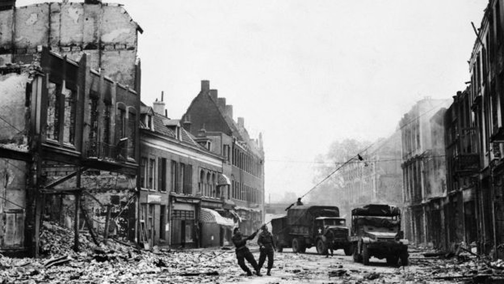 Holanda ficou sob ocupação nazista de 1940 a 1945. A imagem mostra a libertação da cidade de Arnhem.  — Foto: Getty Images via BBC