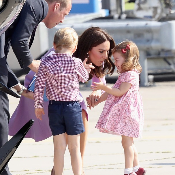 Kate Middleton dá bronca em Charlotte (Foto: Getty Images)