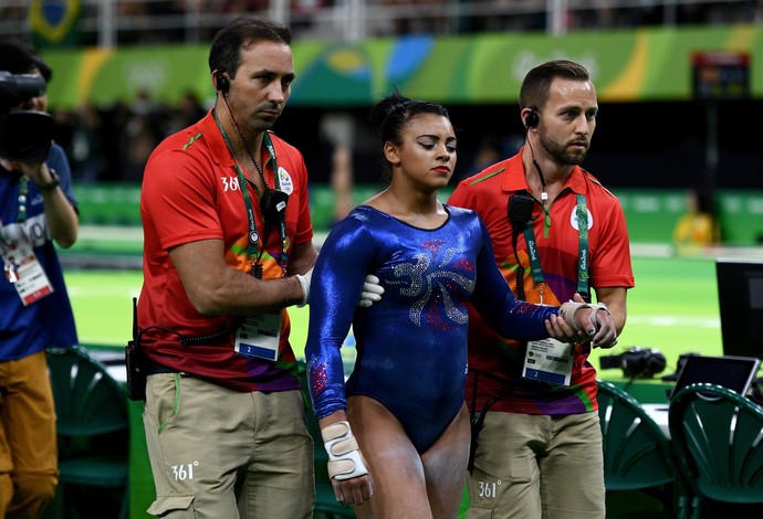 Ellie Downie deixa a arena amparada por médicos (Foto: Getty)