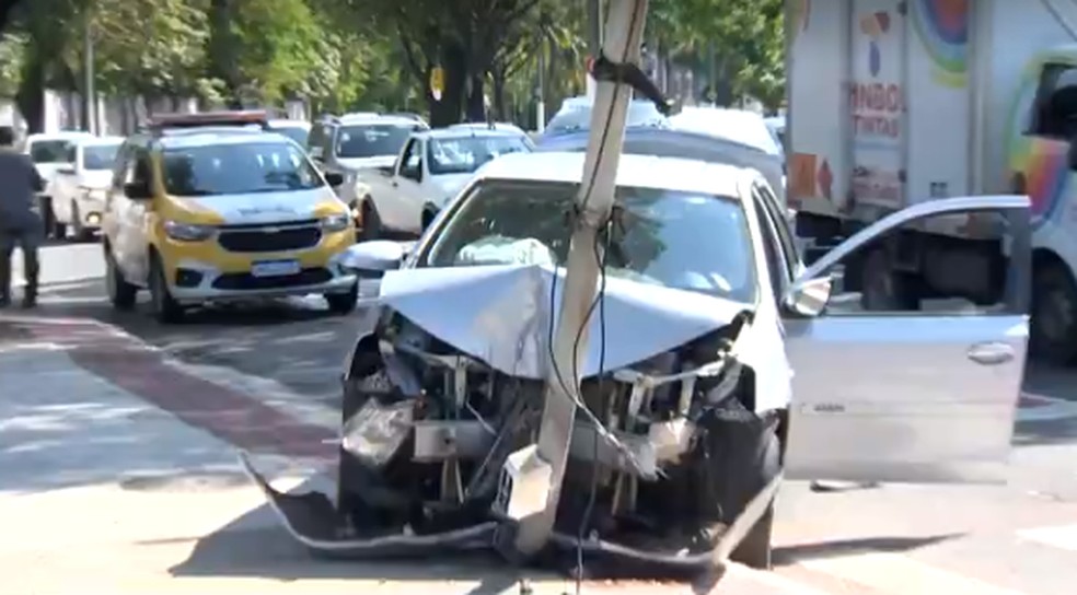 Carro bateu em poste após atropelar duas pessoas em Vitória — Foto: Reprodução/TV Gazeta