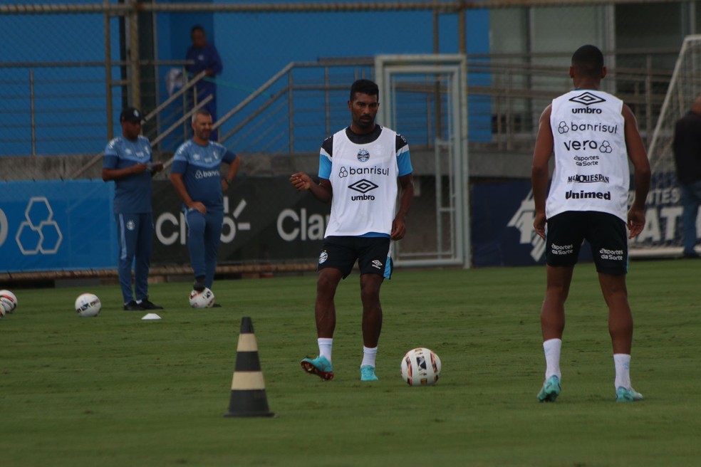 Treino do Grêmio: jogadores com problemas físicos ficam fora, e Renato trabalha posse de bola