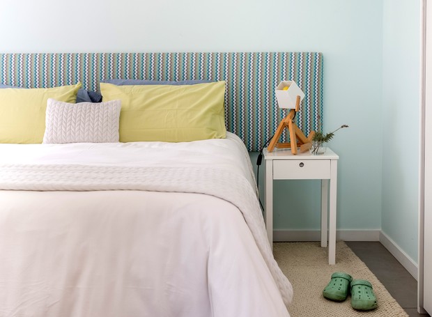 Roupa de cama com tecidos naturais, como as peças 100% algodão, garantem mais conforto. Ambiente projetado pelo escritório Korman Arquitetos (Foto: Divulgação)