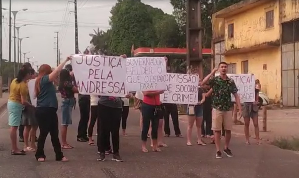 Familiares protestam pedindo Justiça pela morte de mulher atropelada em ciclovia de Ananindeua, no Pará.