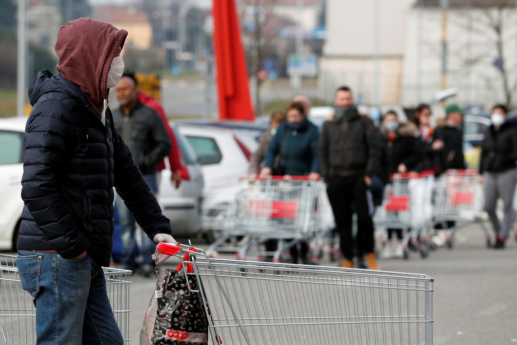 Pessoas fazem fila em um supermercado nos arredores da cidade de Casalpusterlengo, que faz parte do toque de recolher do governo — Foto: REUTERS/Guglielmo Mangiapane