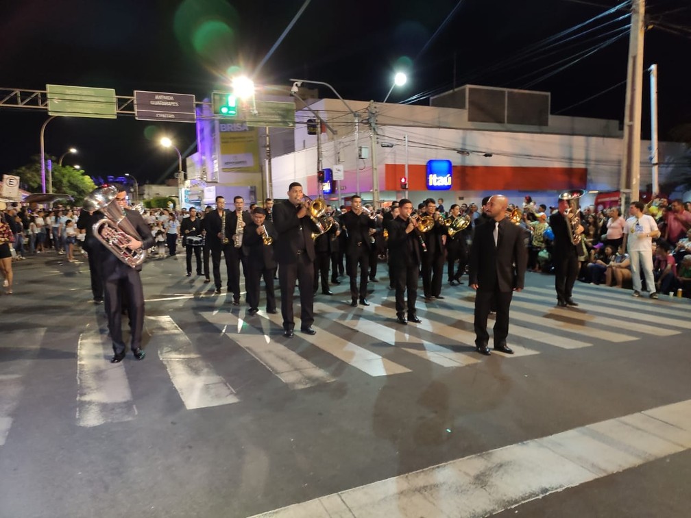 Desfile em homenagem aos 124 anos de Petrolina — Foto: Amanda Franco / TV Grande Rio