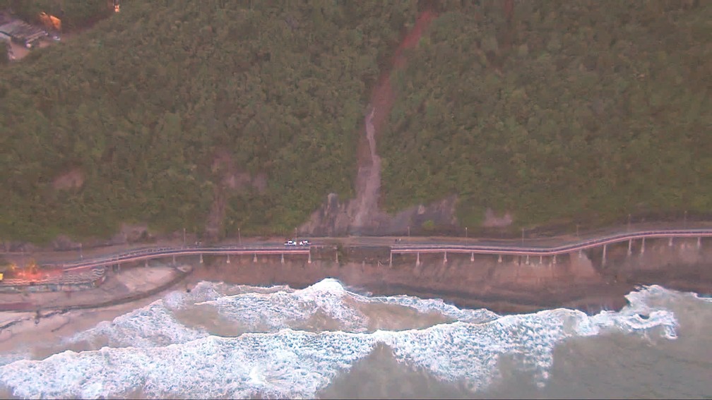 Deslizamento de terra na Avenida Niemeyer derrubou trecho da ciclovia â Foto: ReproduÃ§Ã£o/TV Globo