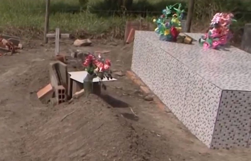Moradores enfrentam dificuldades para enterrar corpos no cemitério — Foto: Divulgação/TV Sudoeste