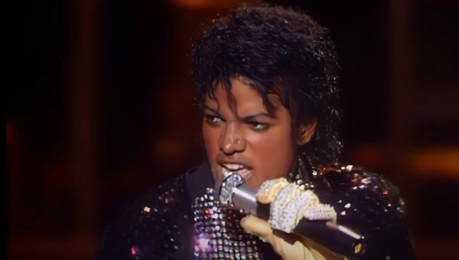 Michael Jackson em performance de 'Billie Jean' no especial de 25 anos da Motown transmitido pela NBC em 25 de março de 1983