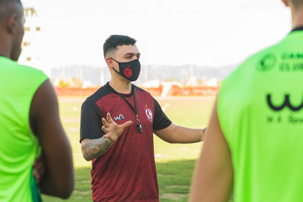 Bismarck Colaço, preparador físico do Campinense. comandou o treinamento desta quarta-feira no Renatão — Foto: Daniel Lins / Campinense