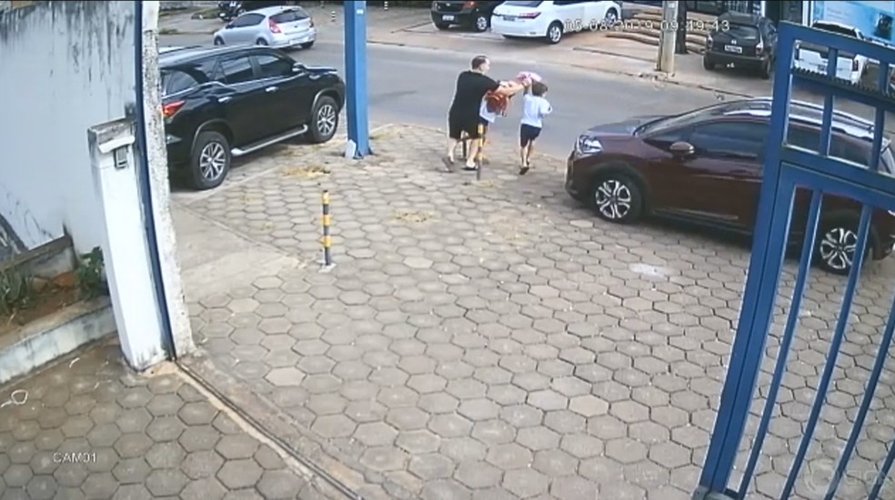 Imagens de uma câmera de segurança registraram o momento exato em que a família foi atropelada — Foto: Reprodução