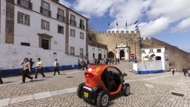 Portugal foi um dos primeiros países a investir em uma rede inteira de estações para carros elétricos (Foto: Alamy/ Via BBC)