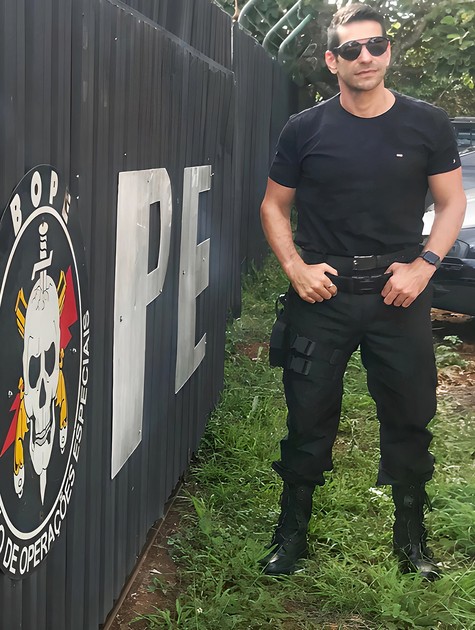 Alexandre Barillari na sede do Batalhão de Operações Especiais de Brasília. Foi lá que ele se preparou para o filme “Amado”, de Edu Felistoque (Foto: Arquivo pessoal)