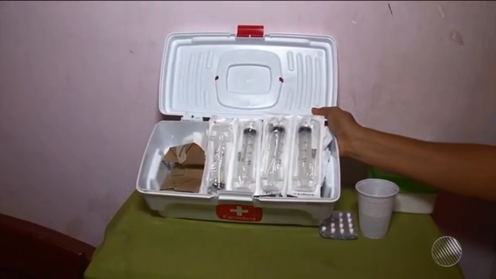 Sobrinha tem dificuldades para encontrar seringas para tia se alimentar (Foto: Reprodução/TV São Francisco)