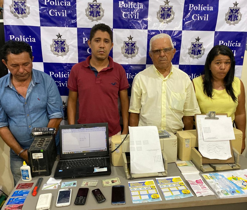 Grupo foi preso na Bahia após tentar fraudar bingo para ficar com picape, motocicletas e dinheiro oferecidos nos sorteios — Foto: Divulgação/Polícia Civil 