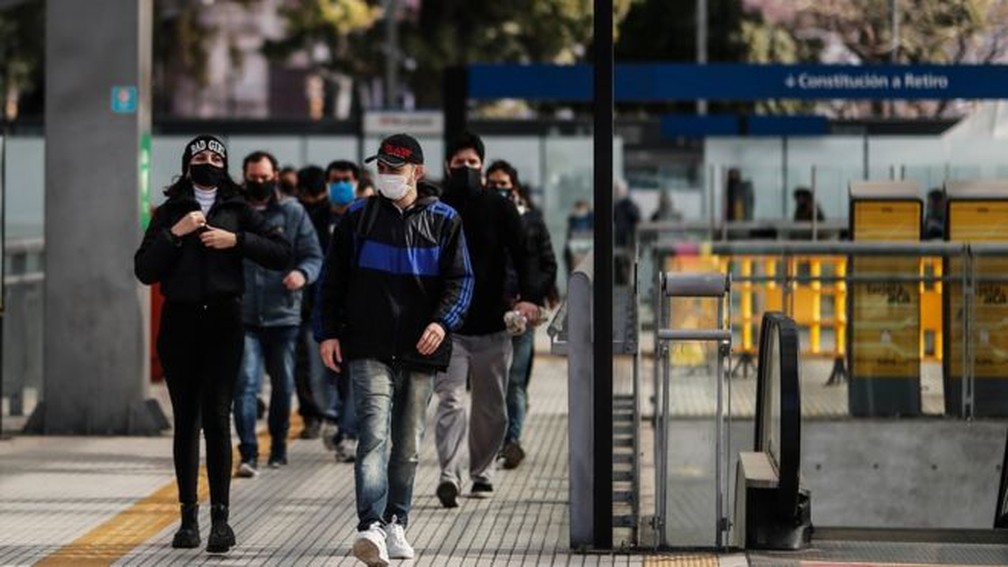 Argentina tem um dos menores &iacute;ndices de mortalidade pela Covid-19 do continente. Apesar disso, os casos est&atilde;o aumento nos &uacute;ltimos dias, alertou Opas. &mdash; Foto: JUAN IGNACIO RONCARINO/EPA