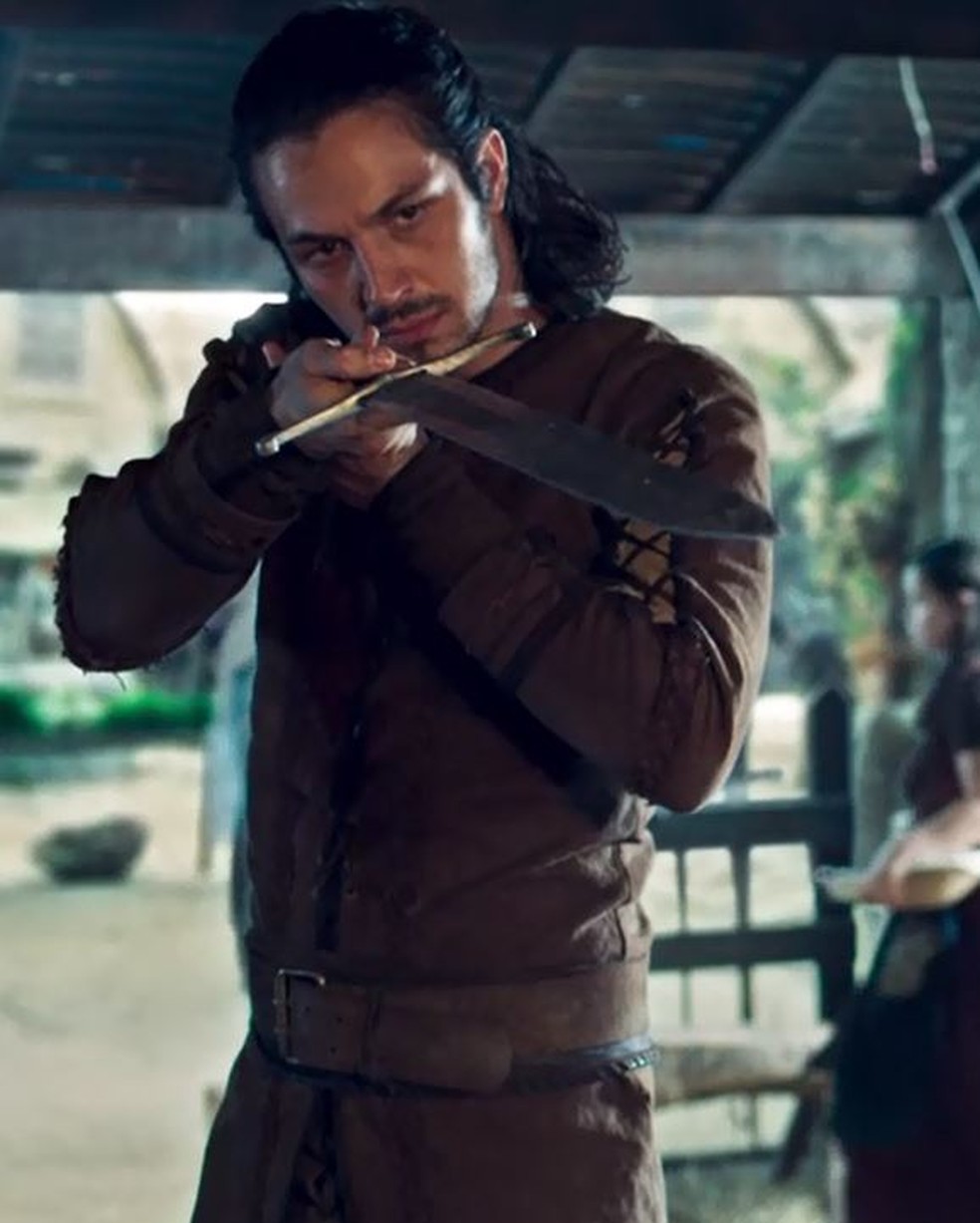 Afonso tem habilidades com a espada, mas não sabe como fazer uma. Ele decide aprender! (Foto: TV Globo)