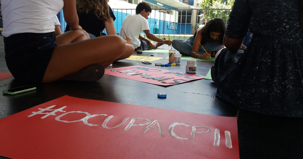 Professores da rede municipal de Nilópolis fazem protesto por