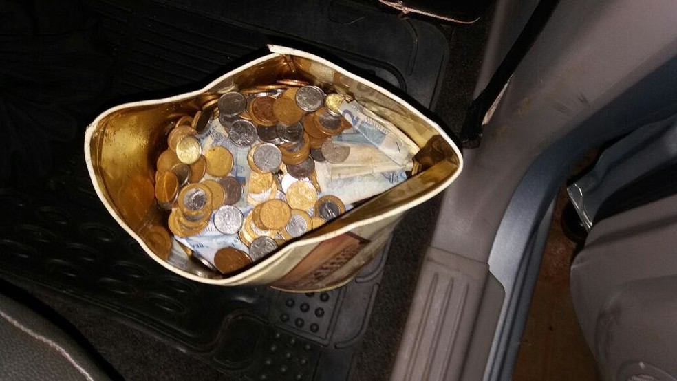 Dinheiro roubado das vÃ­timas durante assalto em fazenda foi recuperado pela polÃ­cia (Foto: PMMT/DivulgaÃ§Ã£o)