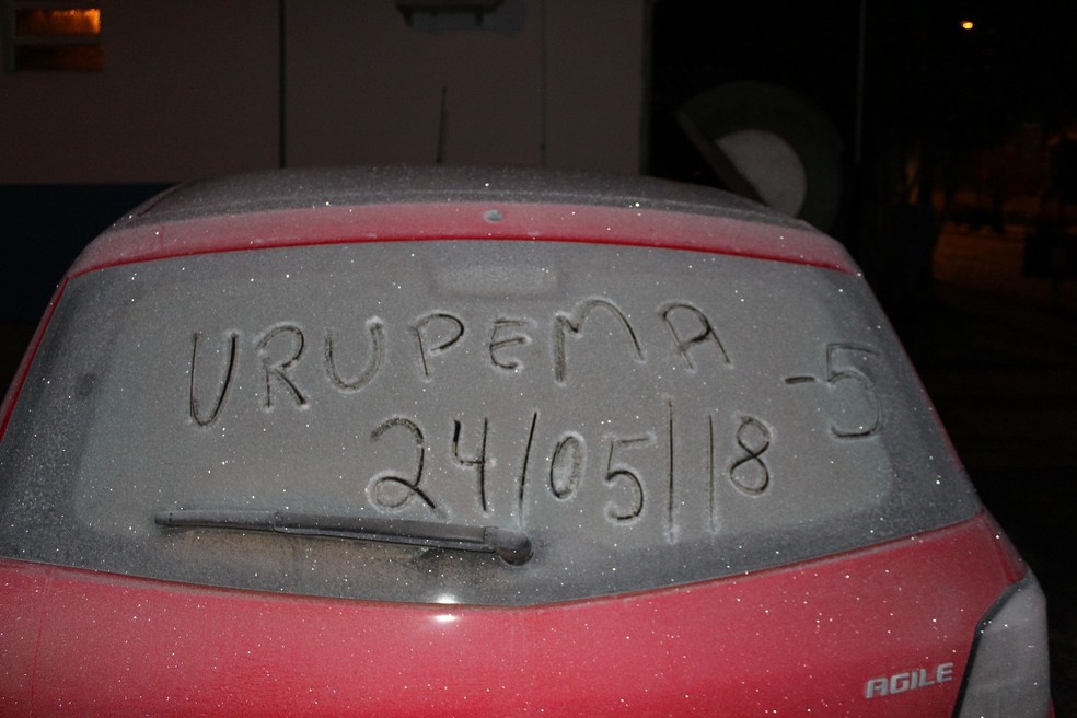 Carro ficou com uma fina camada de gelo da geada em Urupema (Foto: Marleno Muniz Farias/ Prefeitura de Urupema/ Divulgação)