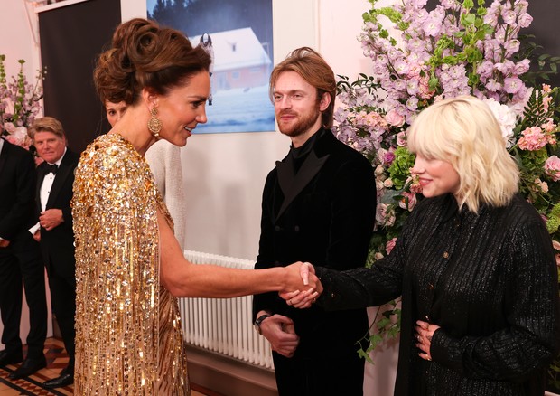 LONDON, ENGLAND - SEPTEMBER 28: Catherine, Duchess of Cambridge meets the "No Time To Die" Performers Finneas and Billie Eilish at the "No Time To Die" World Premiere at the Royal Albert Hall on September 28, 2021 in London, England. (Photo by Chris Jacks (Foto: Getty Images)