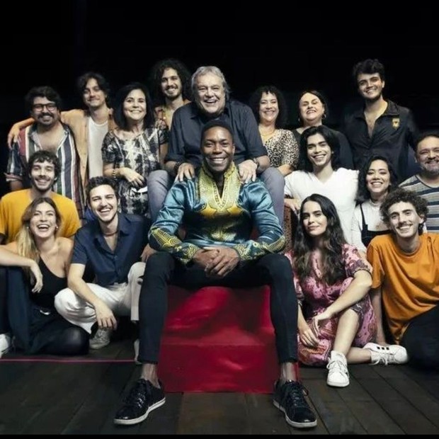 Elenco e equipe do musical Os Sonhos Não Envelhecem, sobre Milton Nascimento (Foto: Reprodução/Instagram)