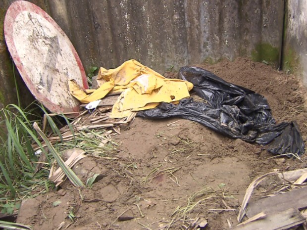 Filha do suspeito foi encontrada enterrada no terreno onde ele trabalhava, em Mongaguá (Foto: Reprodução/TV Tribuna)