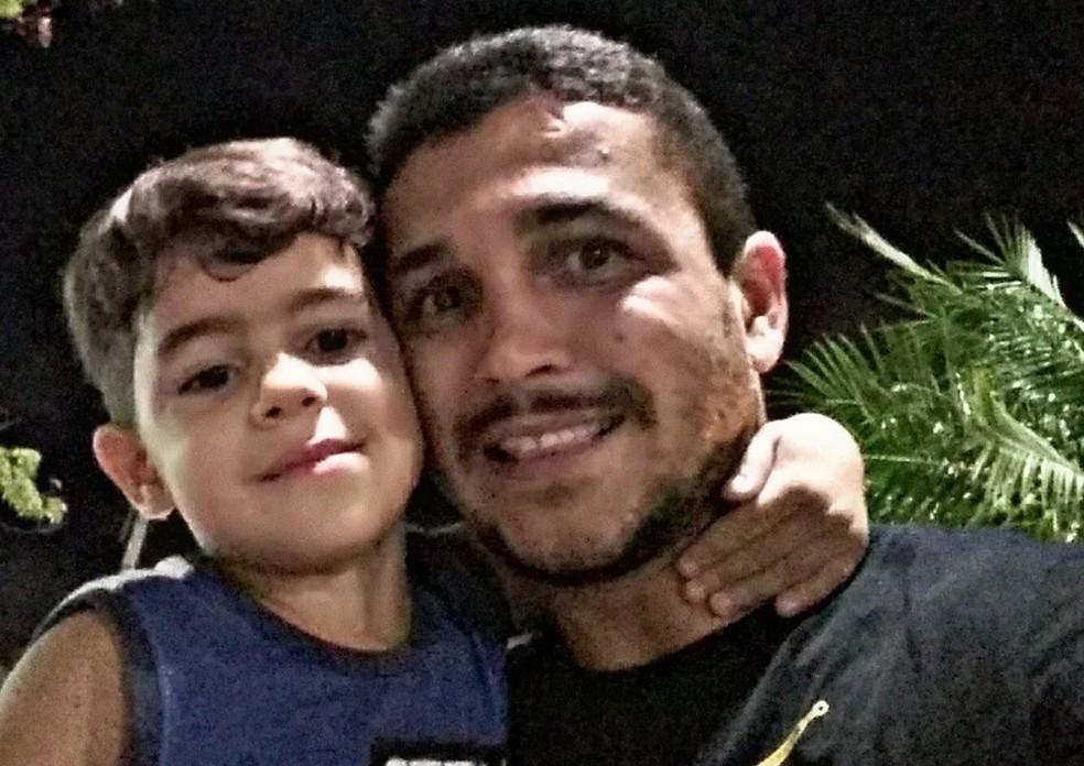 Rainy Butkovsky e o filho KauÃ£, morto carbonizado no EspÃ­rito Santo (Foto: Rainy Butkovsky/ Arquivo Pessoal)