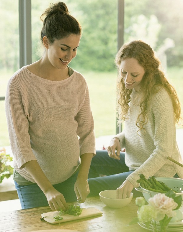 Mulheres grávidas preparando comida (Foto: Caiaimage e Tom Merton/Getty Images)