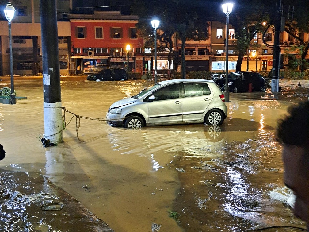 Forte chuva em Petrópolis causa inundações, arrasta carros e provoca a queda de barreiras. A força da correnteza arrastou carros e assustou pedestres e comerciantes. — Foto: Foto: SAULO ANGELO/FUTURA PRESS/ESTADÃO CONTEÚDO