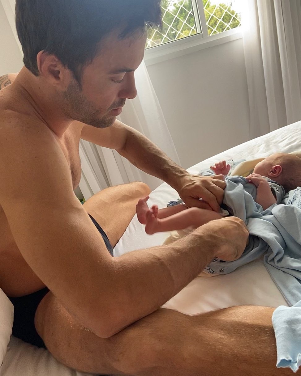 Kayky Brito posta foto trocando fralda do bebê (Foto: Reprodução/ Instagram)